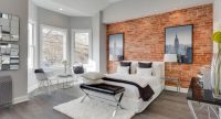 Светлый интерьер спальни дополнен обоями под кладку из красного кирпича Обои под кирпич и каменную кладку: интересный подход к дизайну
