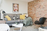 Кирпичные стены удачно гармонируют со светлыми поверхностями и темной мебелью Кирпичные стены удачно гармонируют со светлыми поверхностями и темной мебелью