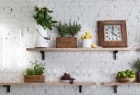 На фоне обоев под белый кирпич контрастно выделяются предметы декора На фоне обоев под белый кирпич контрастно выделяются предметы декора