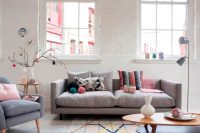 Белые "кирпичные" стены в сочетании с панелями в гостиной Белые "кирпичные" стены в сочетании с панелями в гостиной