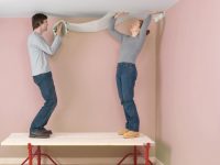 Для того чтобы отделка была ровной, а клей не оставлял пятен, лучше клеить обои вдвоем Для того чтобы отделка была ровной, а клей не оставлял пятен, лучше клеить обои вдвоем