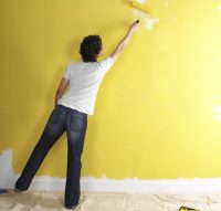 Для того чтобы покраска обоев была равномерной, необходимо прорабатывать стену ровными частями Для того чтобы покраска обоев была равномерной, необходимо прорабатывать стену ровными частями