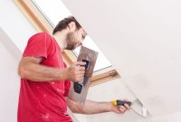 При использовании гладких обоев под покраску, стену предварительно стоит отштукатурить и зашлифовать При использовании гладких обоев под покраску, стену предварительно стоит отштукатурить и зашлифовать