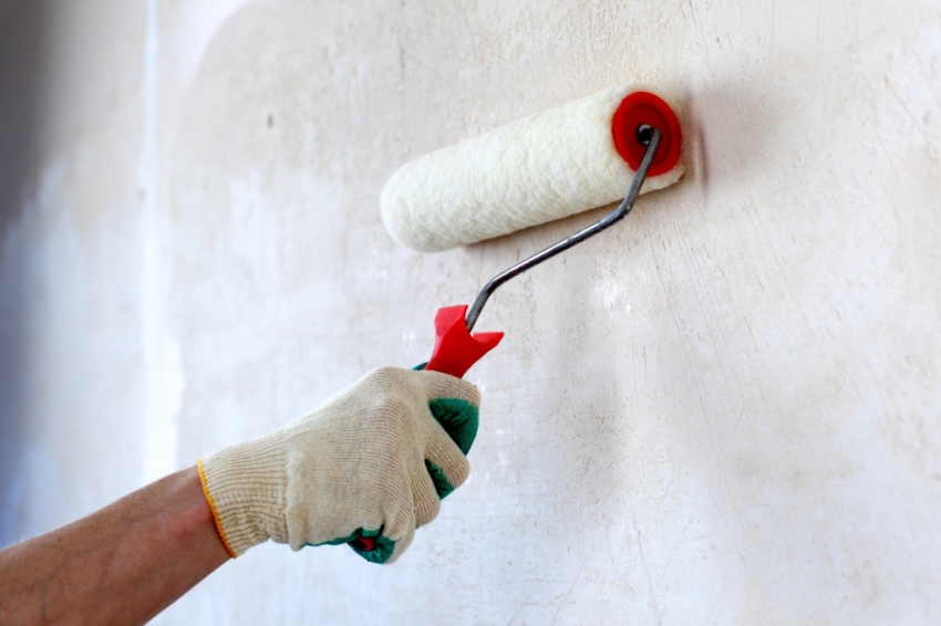 Качественная грунтовая смесь определяет надежность крепления обоев под покраску к стене, а также исключает появление плесени и грибков под полотном