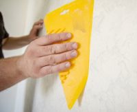 После приклеивания полотна обоев к стене необходимо избавиться от пузырей воздуха специальным шпателем После приклеивания полотна обоев к стене необходимо избавиться от пузырей воздуха специальным шпателем