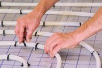 Монтаж сети трубопроводов для теплого водяного пола не требует специальных знаний, но для корректного подключения к центральному отоплению лучше обратится к специалисту Монтаж сети трубопроводов для теплого водяного пола не требует специальных знаний, но для корректного подключения к центральному отоплению лучше обратится к специалисту