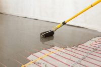 Во время монтажа производится две стяжки - черновая с установленным утеплителем и стяжка самого теплого пола, которая заливается поверх нагревательных элементов Во время монтажа производится две стяжки - черновая с установленным утеплителем и стяжка самого теплого пола, которая заливается поверх нагревательных элементов