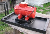 Столешница вибростола с закрепленным электродвигателем Столешница вибростола с закрепленным электродвигателем