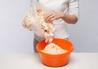 Нанесение жидких обоев на всю стену должно производится из одного замеса, что гарантирует однородность текстуры и цвета покрытия Нанесение жидких обоев на всю стену должно производится из одного замеса, что гарантирует однородность текстуры и цвета покрытия