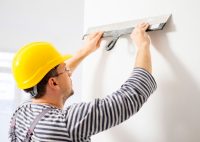 В случае использования гладких жидких обоев. поверхность необходимо качественно выровнять с помощью шпаклевки В случае использования гладких жидких обоев. поверхность необходимо качественно выровнять с помощью шпаклевки