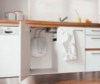 Проточный водонагреватель потребляет довольно большое количество электроэнергии, поэтому устройства такого типа лучше использовать для дачи, где используется немого горячей воды Проточный водонагреватель потребляет довольно большое количество электроэнергии, поэтому устройства такого типа лучше использовать для дачи, где используется немого горячей воды