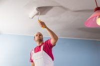 Перед покраской потолка, поверхность необходимо предварительно прогрунтовать Перед покраской потолка, поверхность необходимо предварительно прогрунтовать