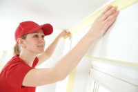 Перед покраской потолка, необходимо заклеить малярным скотчем углы и все выступающие поверхности Перед покраской потолка, необходимо заклеить малярным скотчем углы и все выступающие поверхности