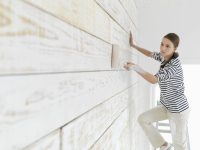 Для покраски стен в квартире лучше использовать валик среднего размера Для покраски стен в квартире лучше использовать валик среднего размера