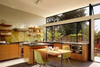 С помощью глянцевого фартука можно визуально облегчить интерьер кухни С помощью глянцевого фартука можно визуально облегчить интерьер кухни