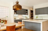 С помощью интересных световых решений можно выгодно подчеркнуть кухонный фартук из пластика С помощью интересных световых решений можно выгодно подчеркнуть кухонный фартук из пластика