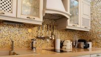 Керамическая плитка в виде мозаики способна подчеркнуть гарнитур и общий интерьер кухни