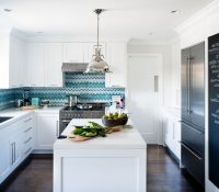 Для классической белой кухни можно использовать плитку с интересным орнаментом, что позволит сделать интерьер более современным