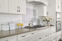 Декоративное панно из плитки чаще всего располагают над плитой, которая занимает центральное место в кухонном гарнитуре