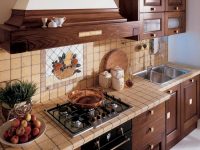 Декоративное панно из керамической плитки часто используется для оформления кухни в стиле кантри 