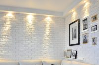 Стены гостиной облицованы плиткой из гипса Стены гостиной облицованы плиткой из гипса