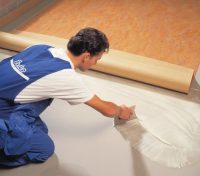 Использование клея при укладке линолеума позволяет создать прочное напольное покрытие и аккуратные едва заметные швы на стыках полотен Использование клея при укладке линолеума позволяет создать прочное напольное покрытие и аккуратные едва заметные швы на стыках полотен