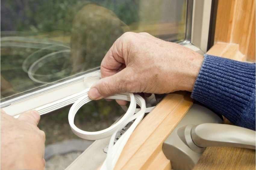 Пластиковые окна можно утеплить с помощью поклейки дополнительного слоя уплотнителя