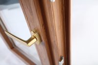 Мелкие щели в деревянных окнах можно заделать с помощью растопленного парафина Мелкие щели в деревянных окнах можно заделать с помощью растопленного парафина