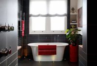 Использование черной плитки в ванной комнате требует наличия качественного освещения и ярких аксессуаров