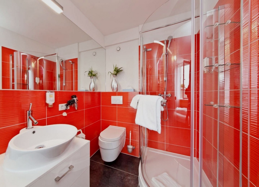 Для оформления интерьера ванной, красную плитку следует использовать с осторожностью