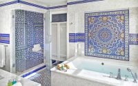 Красивый интерьер ванной с использованием синей плитки в виде мозаики
