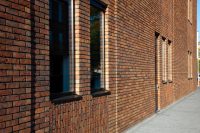 Облицовка фасада здания клинкерным кирпичом от компании Wittmunder Torfbrand Klinkerwerk, который имеет золотистый оттенок Облицовка фасада здания клинкерным кирпичом от компании Wittmunder Torfbrand Klinkerwerk, который имеет золотистый оттенок