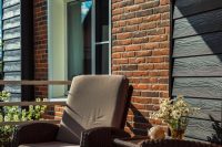 Фактурная клинкерная плитка красиво сочетается с деревянными элементами оформления здания Фактурная клинкерная плитка красиво сочетается с деревянными элементами оформления здания