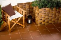 Для облицовки фасада используется пустотелый кирпич для снижения нагрузки на фундамент и стены здания Для облицовки фасада используется пустотелый кирпич для снижения нагрузки на фундамент и стены здания