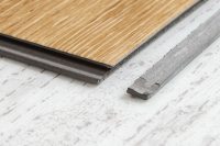 Замковая кварцвиниловая плитка универсальна по способу монтажа и не требует укладки подложки Замковая кварцвиниловая плитка универсальна по способу монтажа и не требует укладки подложки