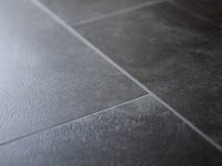 Для отделки пола в помещении с серьезными нагрузками используется замковая плитка с укладкой на клей Для отделки пола в помещении с серьезными нагрузками используется замковая плитка с укладкой на клей