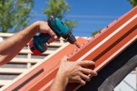 Важным этапом при отделке крыши с использованием металлочерепицы является установка всех доборных элементов, которые не только защищают покрытие, но и позволяют скрыть не эстетичные стыки и края