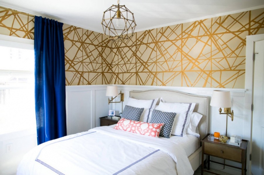 Обои с золотым орнаментом удачно сочетаются со светлой мебелью и ярким контрастным текстилем