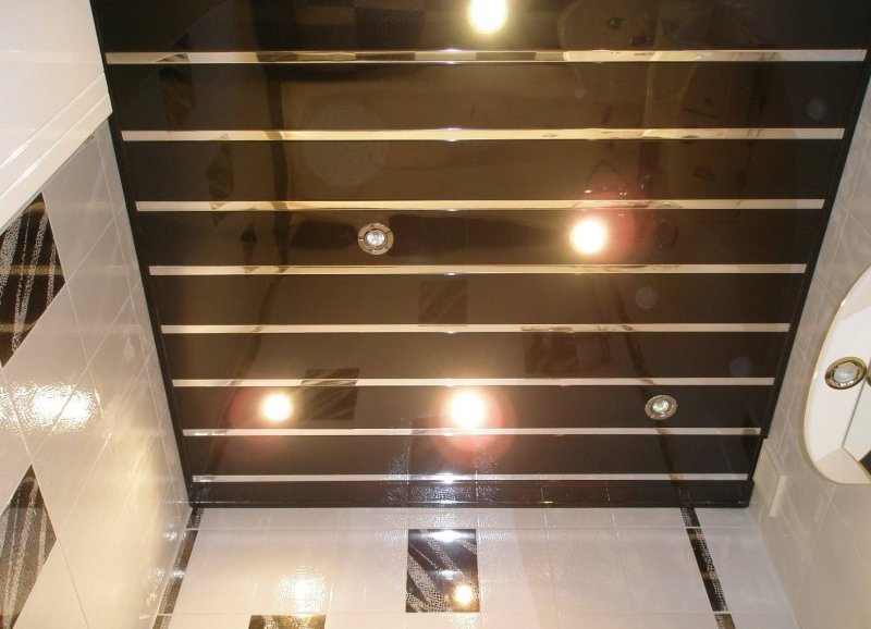 Особенности и фото потолков из пластиковых панелей