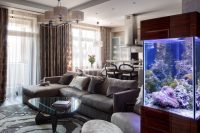 Влага, которую выделяет аквариум, оседает на стеклопакете, в результате чего образуется конденсат Влага, которую выделяет аквариум, оседает на стеклопакете, в результате чего образуется конденсат