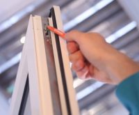 Перевод пластиковых окон в зимний режим позволит исключить их запотевание Перевод пластиковых окон в зимний режим позволит исключить их запотевание