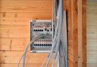 При проведении электричества в баню важно придерживаться правил пожаробезопасности и установки электрооборудования При проведении электричества в баню важно придерживаться правил пожаробезопасности и установки электрооборудования