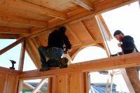 Для фиксации стропил можно использовать метод с зарубками или крепление металлическими уголками Для фиксации стропил можно использовать метод с зарубками или крепление металлическими уголками