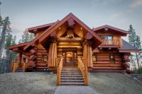 Строительство двухэтажной бани с трассой из деревянного бруса требует закладки прочного фундамента Строительство двухэтажной бани с трассой из деревянного бруса требует закладки прочного фундамента