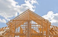 Стоит учесть, что важным моментом при выборе мансардного типа крыши для бани являются дополнительные меры по утеплению и изоляции конструкции Стоит учесть, что важным моментом при выборе мансардного типа крыши для бани являются дополнительные меры по утеплению и изоляции конструкции