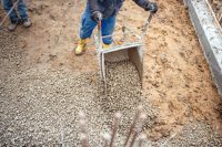 Перед черновой стяжкой пола для бани основание необходимо выровнять Перед черновой стяжкой пола для бани основание необходимо выровнять