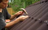 Процесс монтажа ондулина с помощью шиферных гвоздей к деревянной обрешетке Процесс монтажа ондулина с помощью шиферных гвоздей к деревянной обрешетке