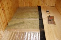 Монтаж и изоляция пола осуществляется согласно правилам и рекомендациям специалистов по отделке полового покрытия для бани Монтаж и изоляция пола осуществляется согласно правилам и рекомендациям специалистов по отделке полового покрытия для бани