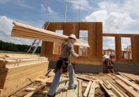 В стоимость строительства дома под ключ от компании «Вудстаил» входит укладка фундамента, возведение стен и крыши В стоимость строительства дома под ключ от компании «Вудстаил» входит укладка фундамента, возведение стен и крыши