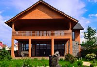 Брус, как натуральный материал, требует использования специальных защитных средств Брус, как натуральный материал, требует использования специальных защитных средств